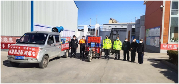 伊川縣神鷹救援隊受贈消毒液現場圖